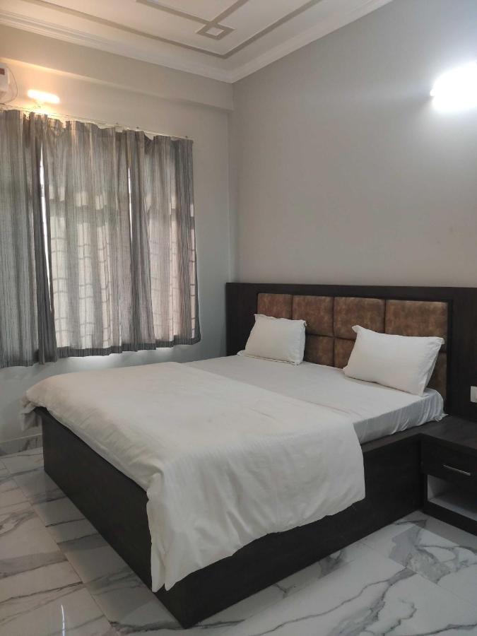 Oyo 92169 Apple Leaf Banquet & Hotel Alīgarh Екстериор снимка